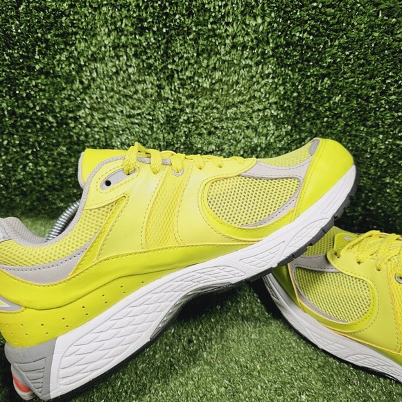 New Balance 2002R Sulphur Yellow Neon Athletic Casual Sneakers Mens Size 10.5 - Picture 7 of 10